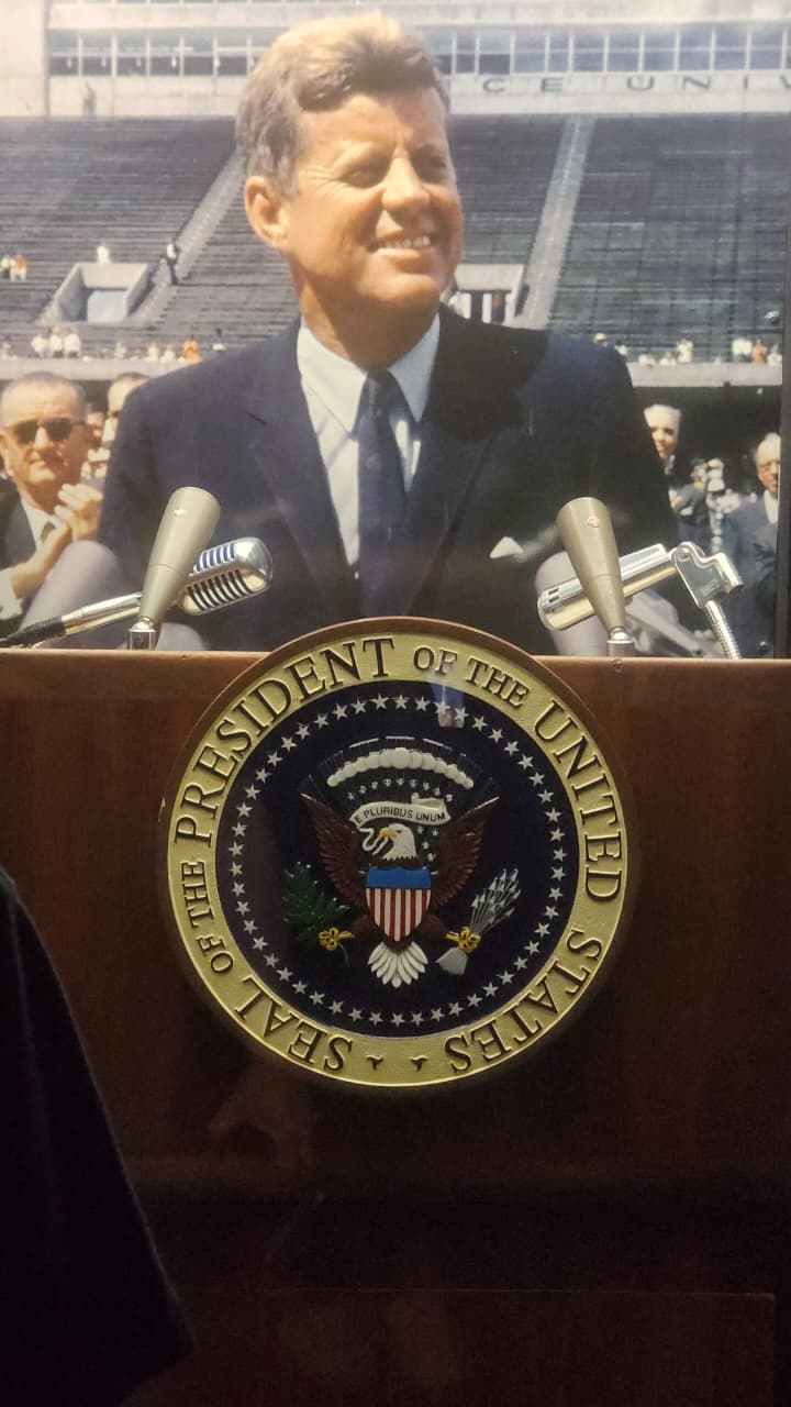 Púlpito original utilizado por JFK quando anunciou a missão Apollo - Klaus Richmond/Placar