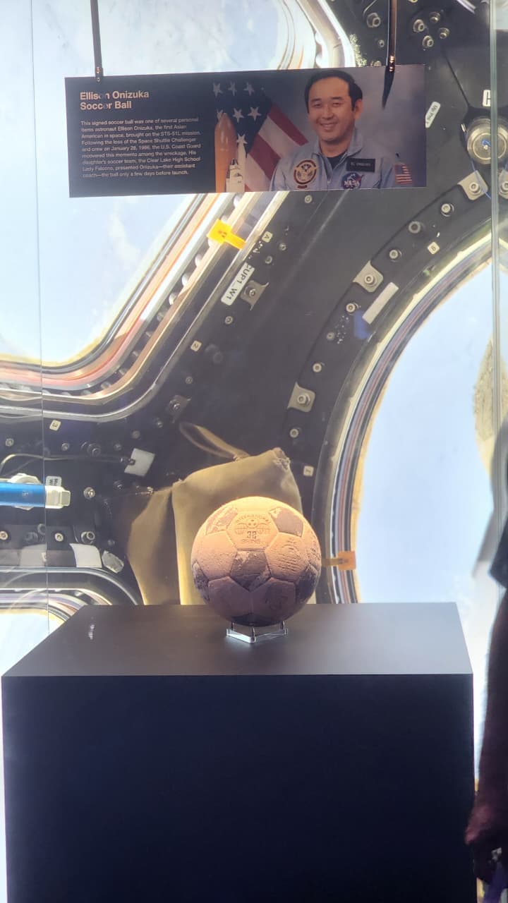 Bola que pertencia ao astronauta Ellison Onizuka, reqlíquia da tragédia do ônibus espacial Challenger - Klaus Richmond/Placar