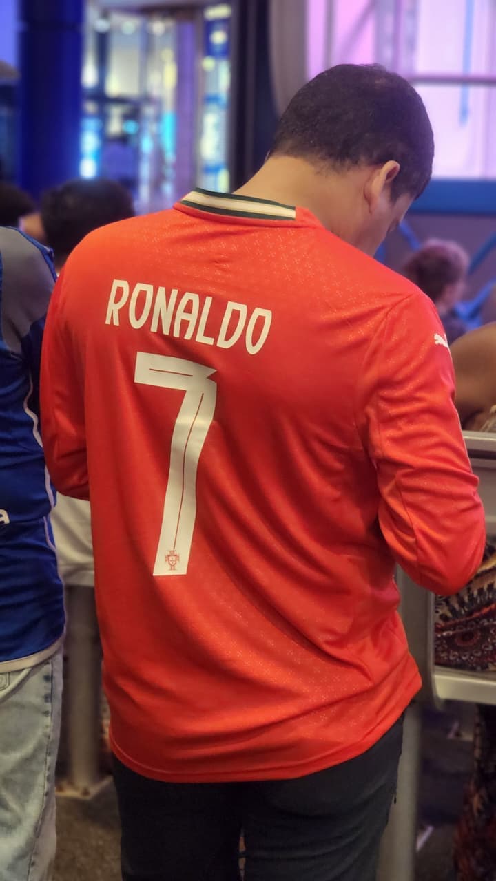 Em clima de Copa: camisas de futebol viraram comuns nos últimos dias no Space Center Houston - Klaus Richmond/Placar