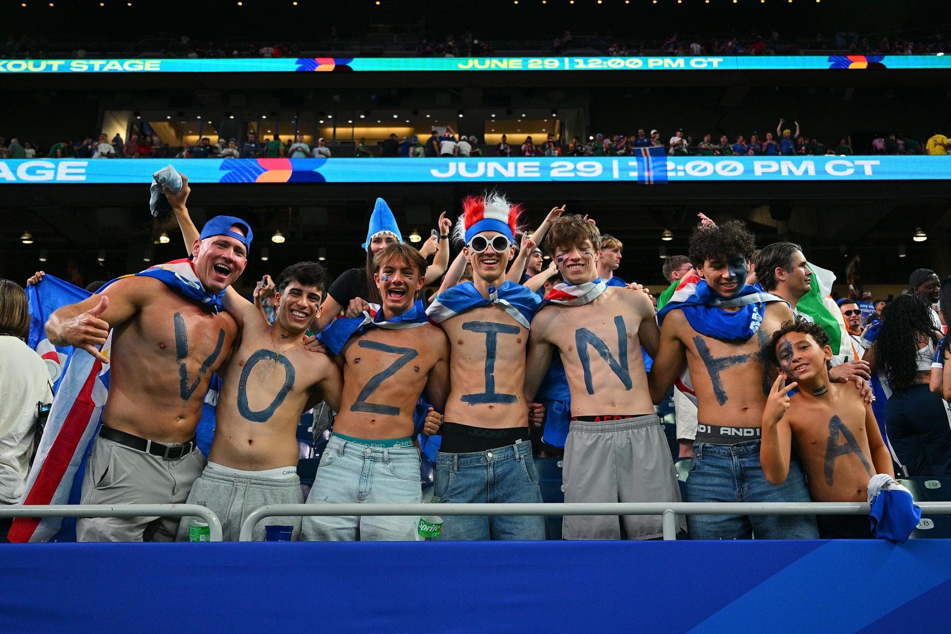 Torcedores presentes ao NRG homenageiam o goleiro Vozzinha - Sam Wasson/EFE