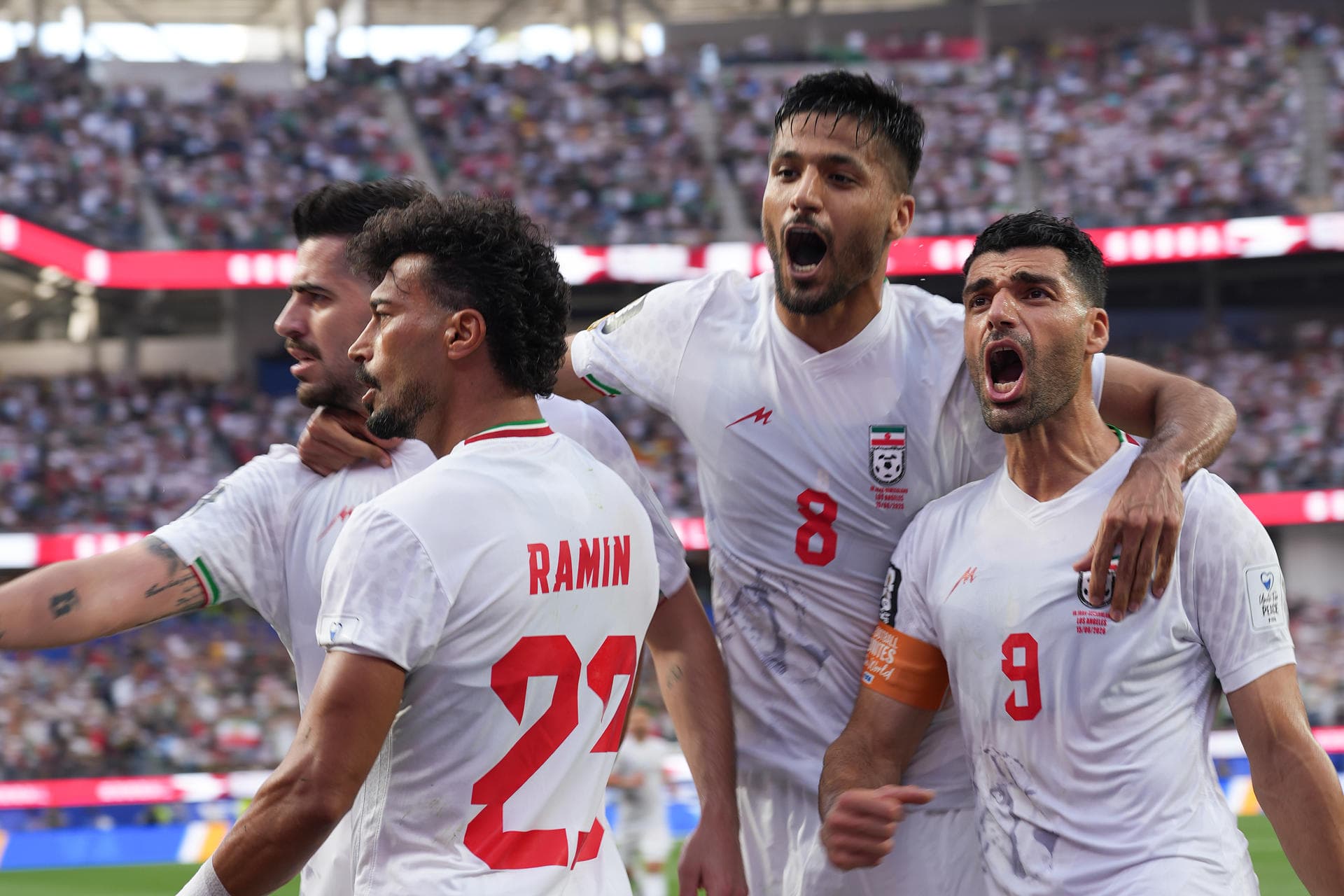 Jogadores do Irã celebram o gol de empate contra a Nova Zelândia no SoFi en Los Angeles (EFE/ Omar Alonso)
