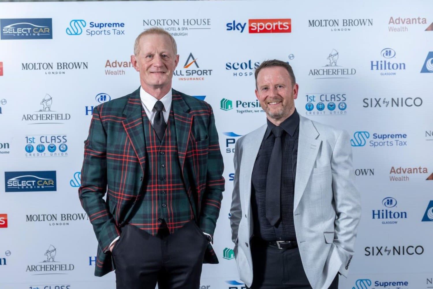 À esquerda, Colin Hendry, capitão da Escócia em 1998, e à direita, Kevin Gallacher