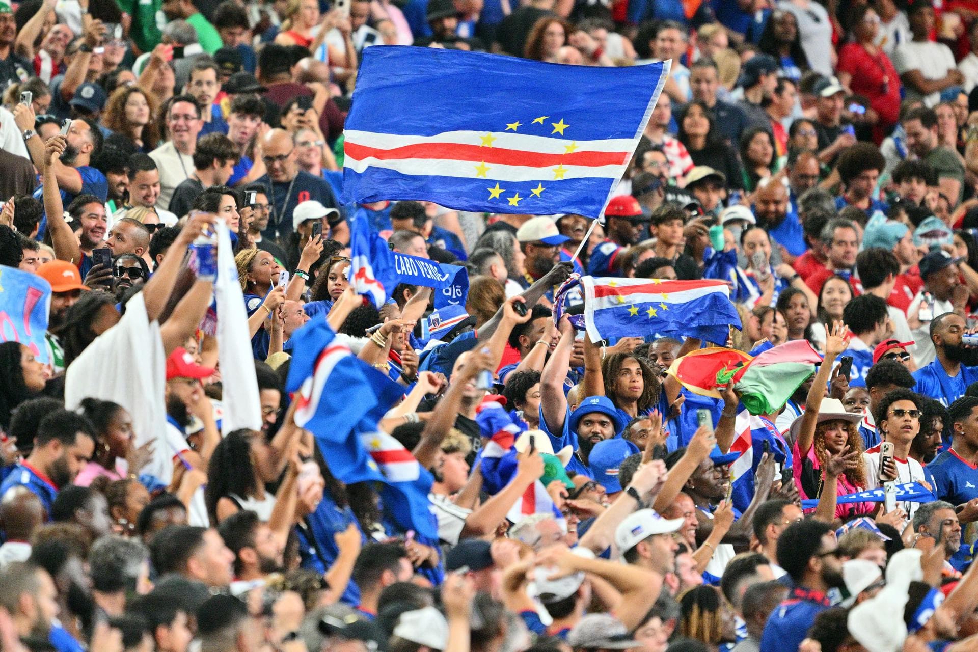 Torcida de Cabo Verde comemorou a histórica classificação aos 16 avos da Copa - Sam Wassom/EFE