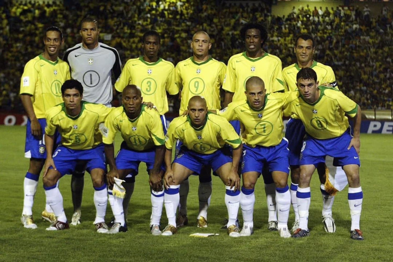 Com a camisa 8, nas eliminatórias de 2006, Magrão contra a Colômbia, em Maceió