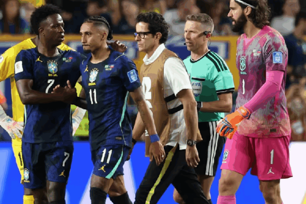 Raphinha é consolado por Vinicius Júnior enquanto deixa campo em Brasil e Haiti, pela Copa do Mundo