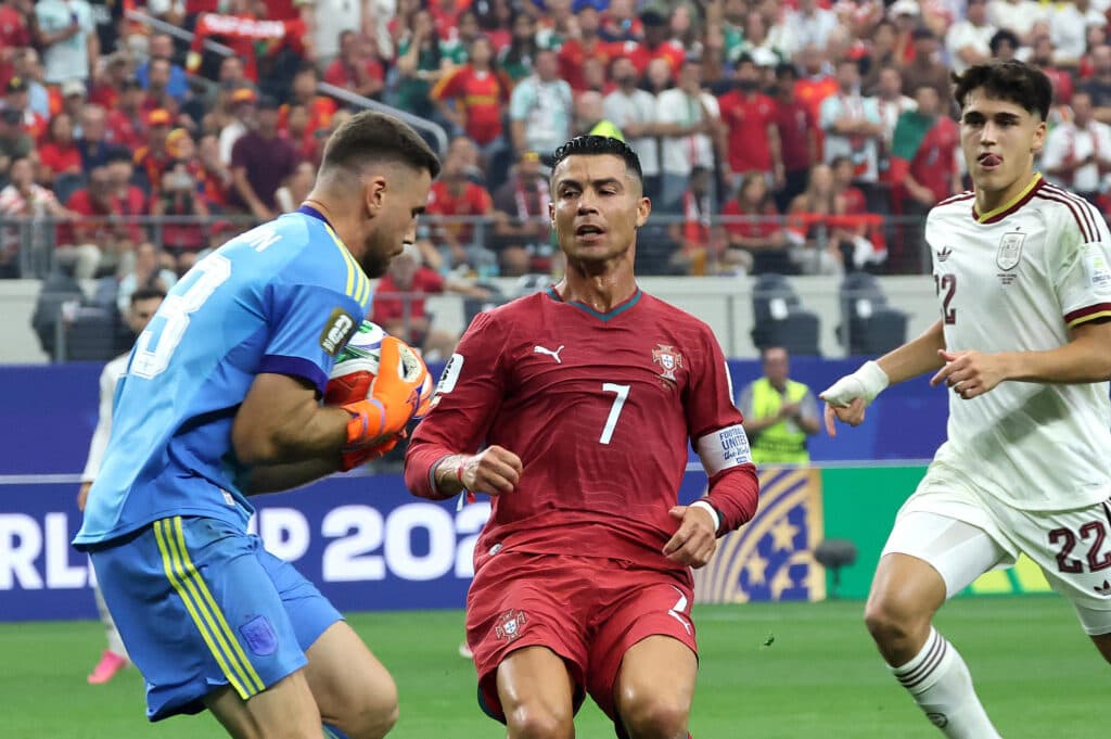 Cristiano Ronaldo, de Portugal, disputa com o goleiro Unai Simón, da Espanha nas oitavas de final da Copa do Mundo (EFE/ Lavandeira Jr)
