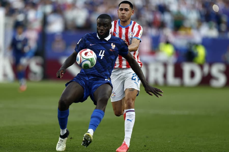 Upamecano em ação contra o Paraguai - EFE/EPA/WILL OLIVER
