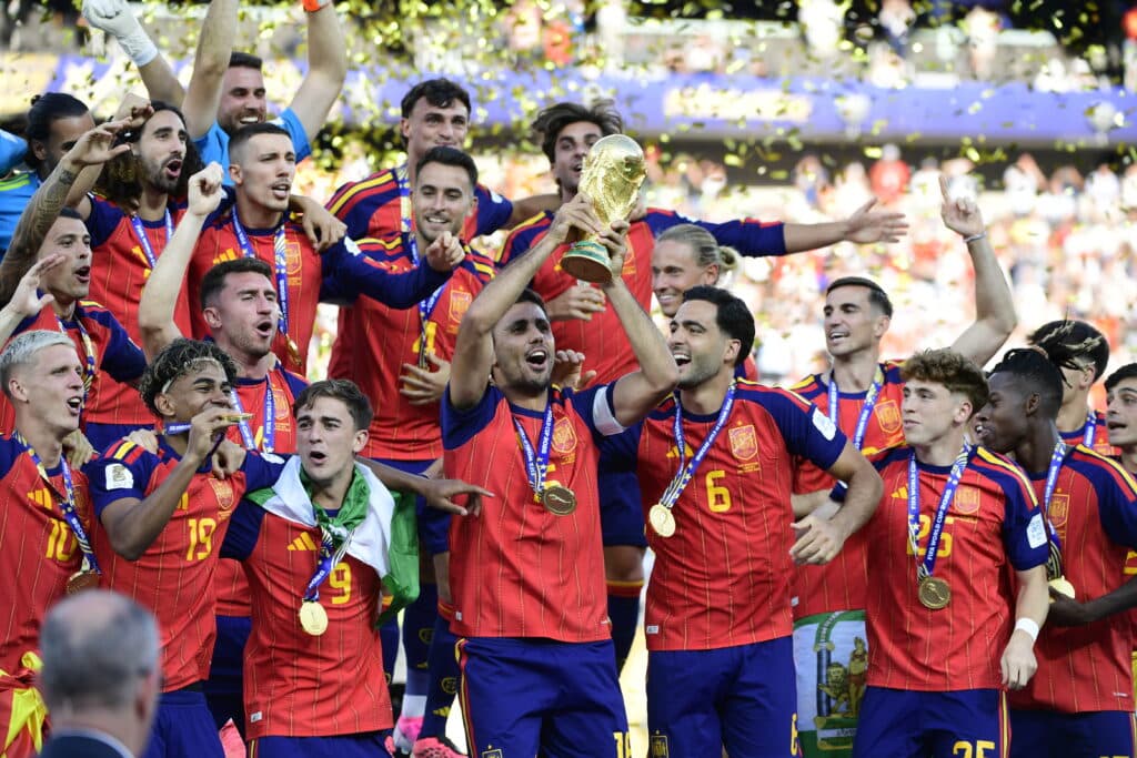 Capitão Rodri ergue a taça da Copa do Mundo de 2026; Espanha bateu Argentina por 1 a 0 no Metlife Stadium, em Nova Jersey (Alexandre Battibugli/PLACAR)