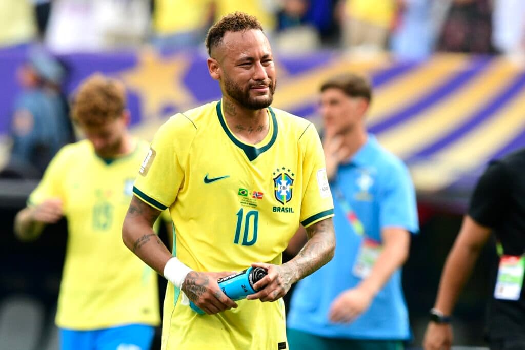 Neymar chora, abatido, em sua 'última dança' pela seleção brasileira - Alexandre Battibugli/Placar