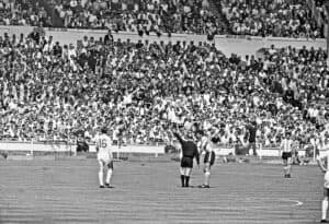 World Cup Quarter Final match at Wembley Stadium, England 1 v Argentina 0, the flashpoint as Argentina A histórica expulsão de Antonio Rattin na partida entre Inglaterra e Argentina na Copa do Mundo de 1966 (Daily Herald/Mirrorpix via Getty Images)