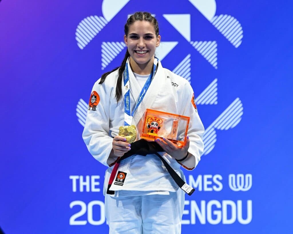Tamara Toros mostra com orgulho o ouro conquistado na 12ª edição dos World Games, na China. Foto: Divulgação / Instagram