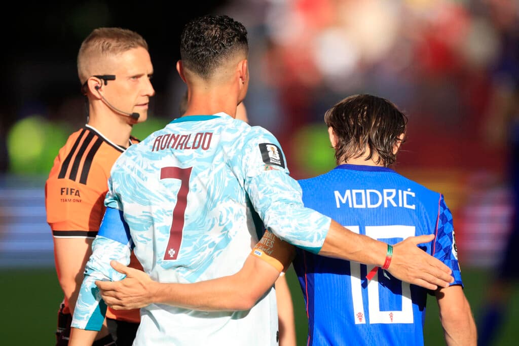 ristiano Ronaldo, de Portugal, abraça Luka Modric, da Croácia, pela Copa do Mundo de 2026, no BMO em Toronto (EFE/ Bienvenido Velasco)
