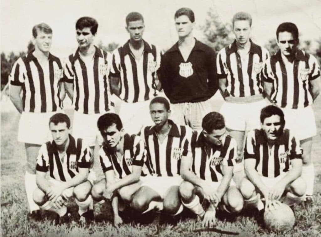 Galo Claus (em pé, segundo da dir. para esq.) no União Barbarense em 1964 - Arquivo Pessoal