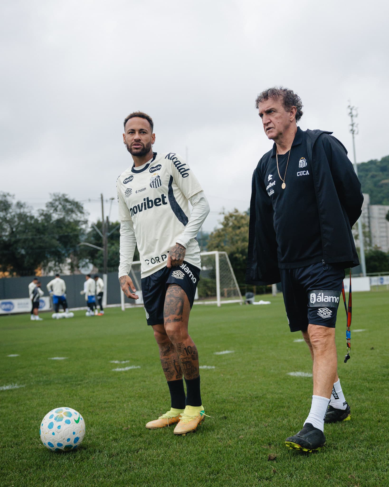 Neymar e Cuca em conversa durante treinamento no CT Rei Pelé - Raul Baretta/Santos FC