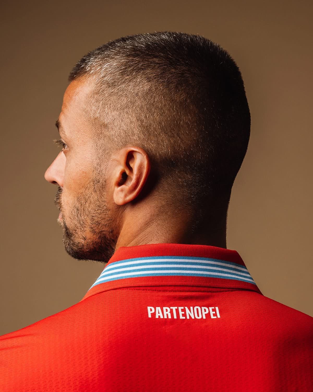 Detalhe da gola do terceiro uniforme do Napoli - Reprodução/@sscnapoli