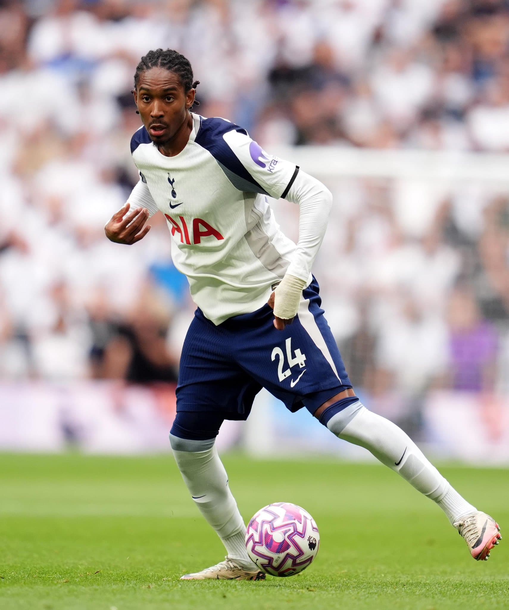 Djed Spence em ação pelo Tottenham - Reprodução/@DjedSpence