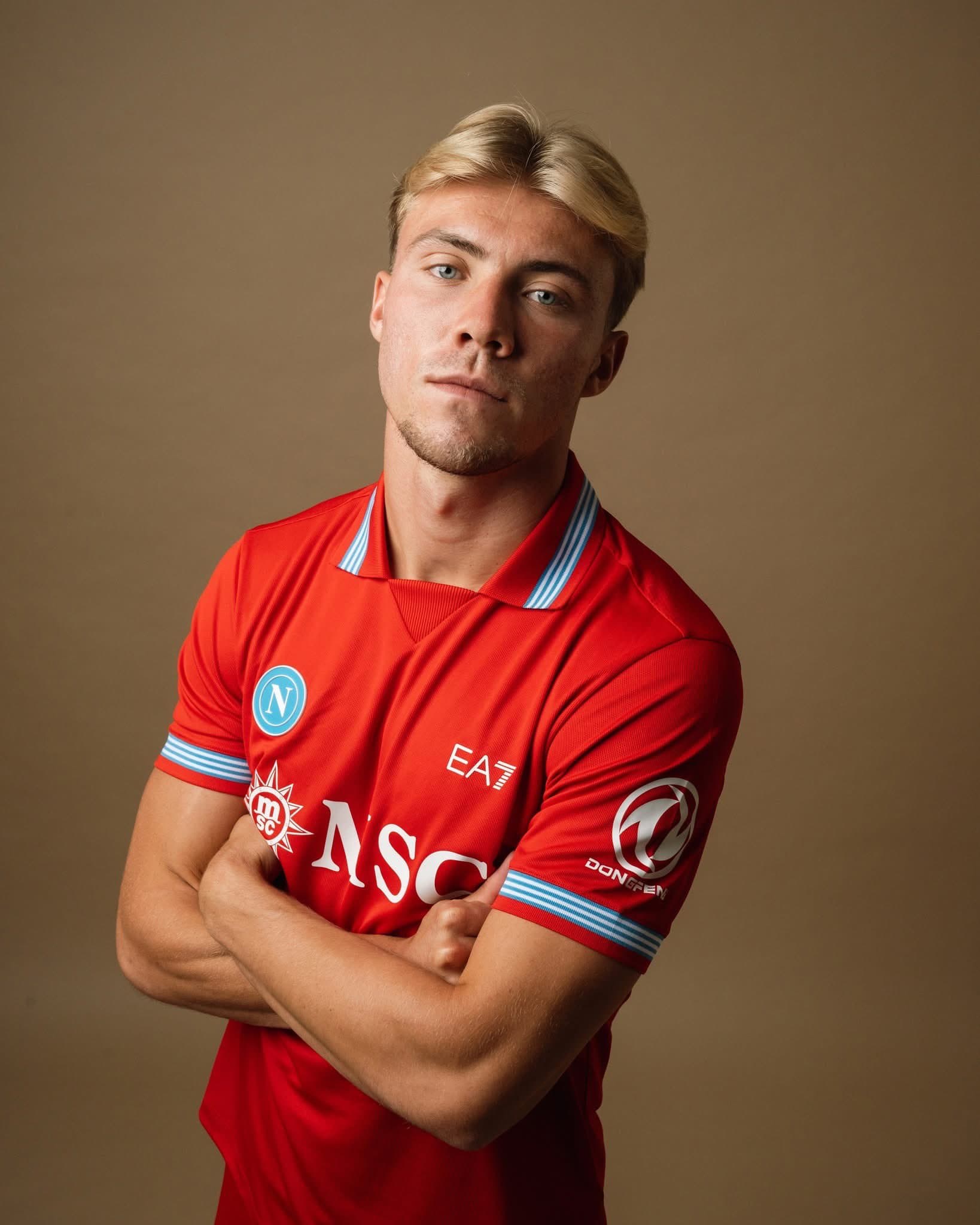 Hojlund com o terceiro uniforme do Napoli - Reprodução/@sscnapoli