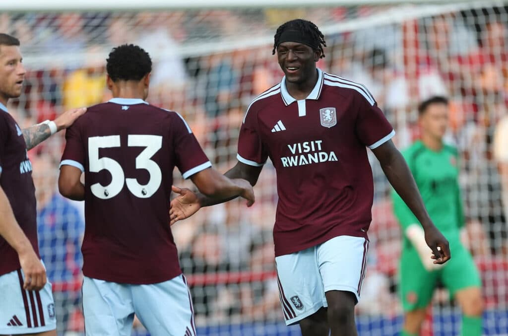 Brian Madjo brilha na pré-temporada do Aston Villa - Divulgação / Instagram