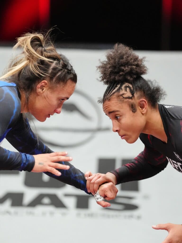 A luta mais recente de Cassia no UFC BJJ foi uma defesa de cinturão contra a compatriota Sabrina Gondim. No duelo, a campeã saiu vencedora por finalização ao aplicar um mata-leão. Foto: Divulgação / UFC BJJ