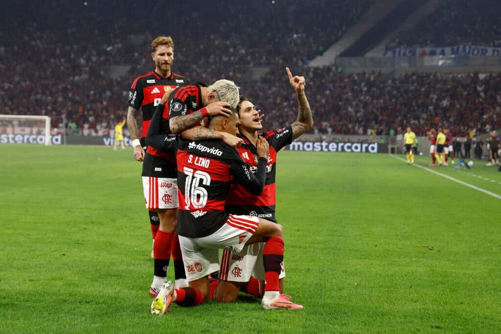Jogadores do Flamengo celebram a vitória sobre o Cruzeiro (EFE/ Antonio Lacerda)
