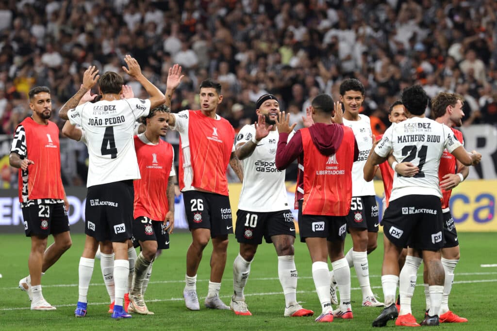 ogadores do Corinthians comemoram a classificação contra o Rosario Central pela Libertadores (EFE/ Sebastiao Moreira)