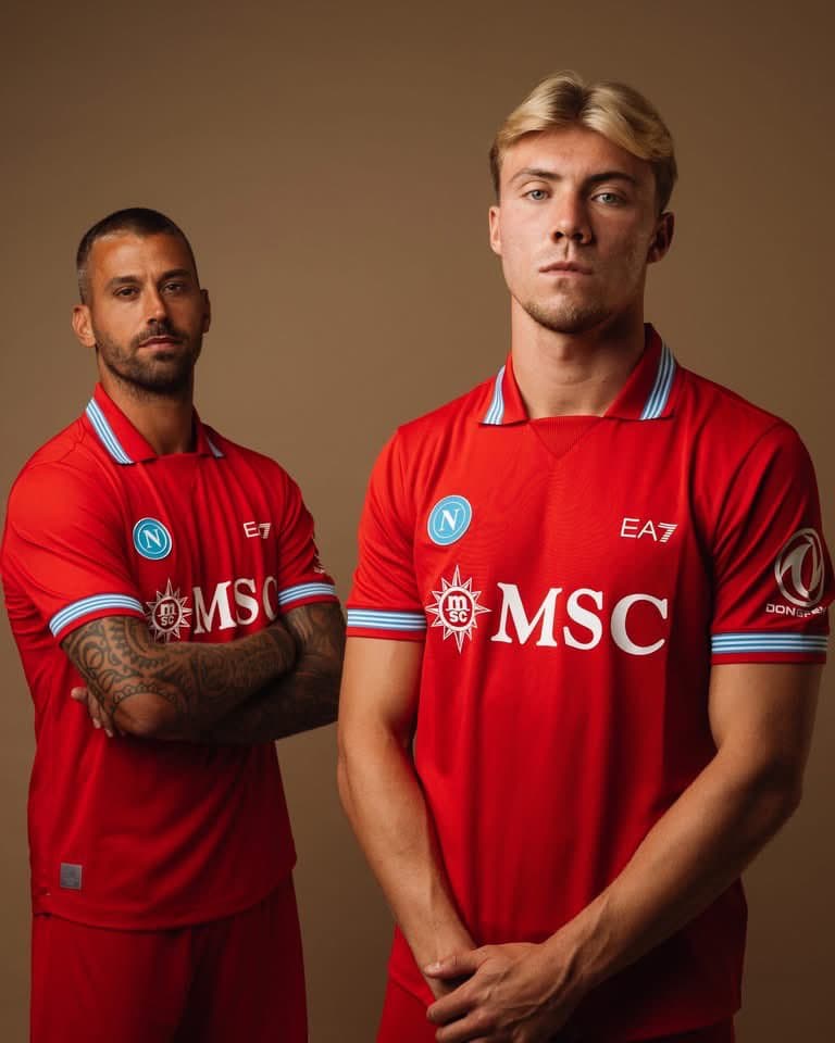 Spinazzola (à esq.) e Hojlund (à dir.) com o terceiro uniforme do Napoli - Reprodução/@sscnapoli