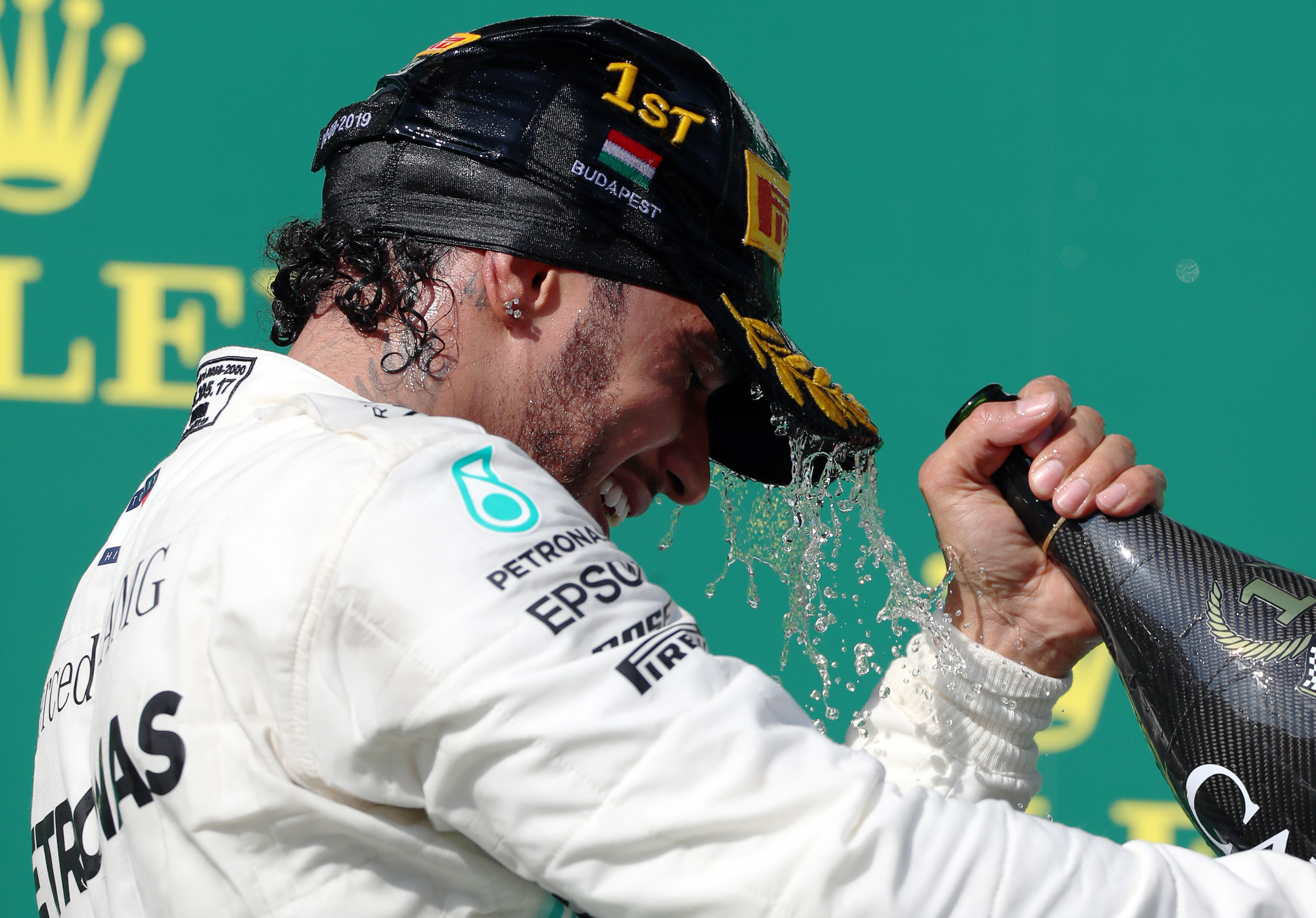 Hamilton ultrapassa Verstappen e triunfa em Budapeste