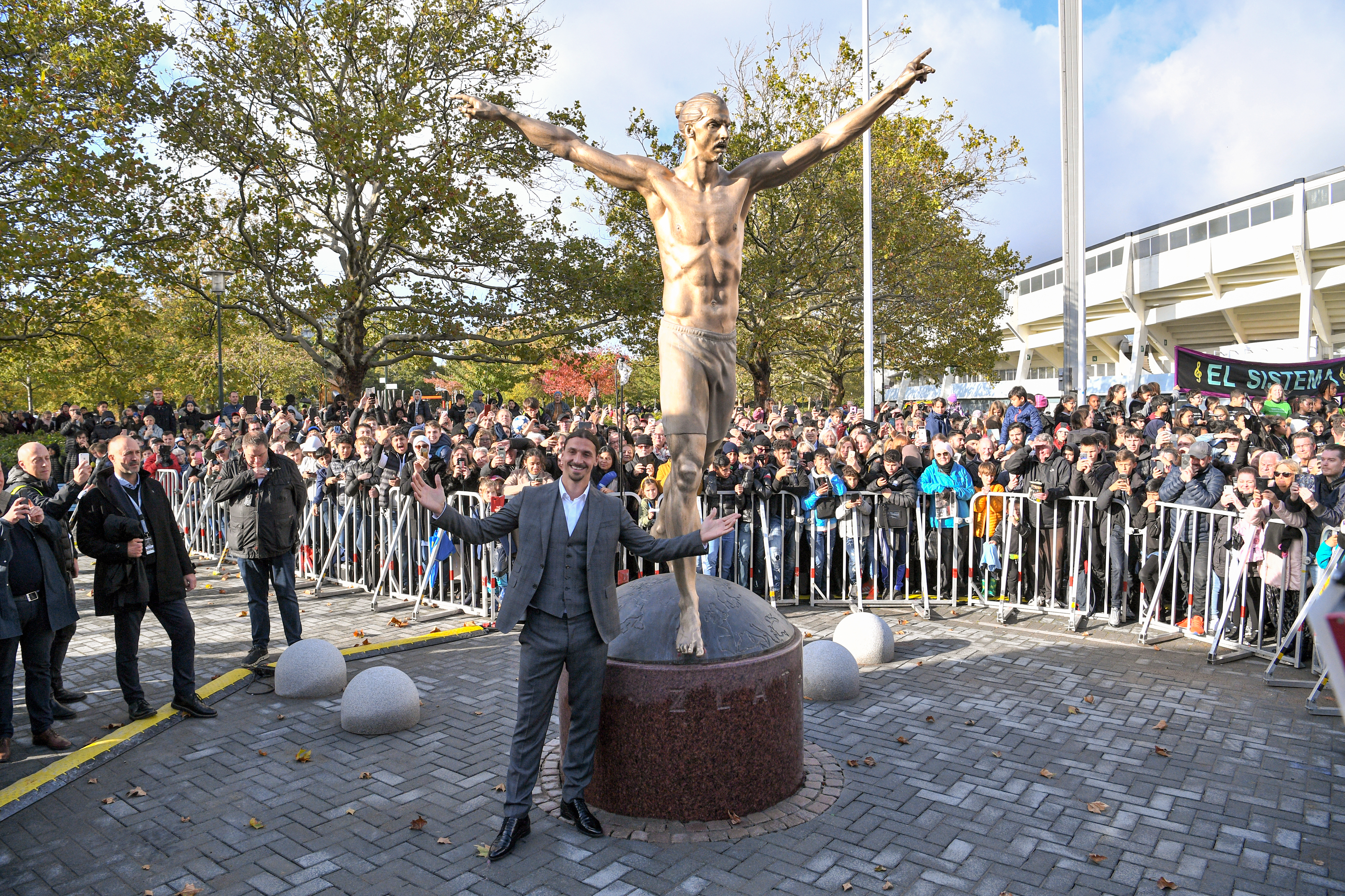 Zlatan Ibrahimovic inaugura estátua em Malmo, na Suécia