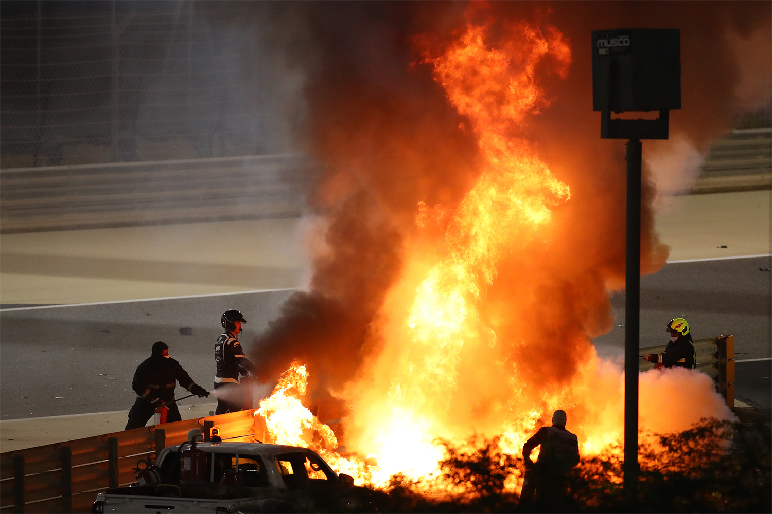 Carro quebra ao meio e pega fogo em acidente na F1; Grosjean passa bem