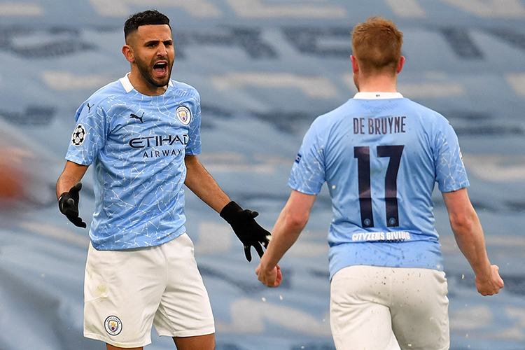 Mahrez e De Bruyne comemorando o gol do Manchester City -