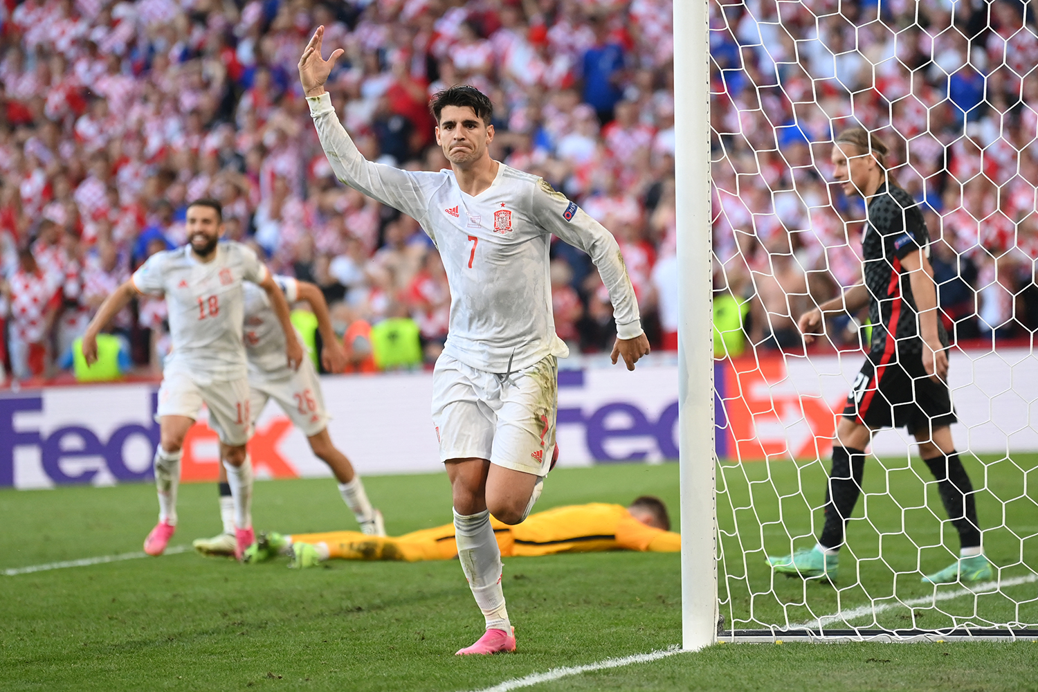 Álvaro Morata comemorando gol da Espanha sobre a Croácia -