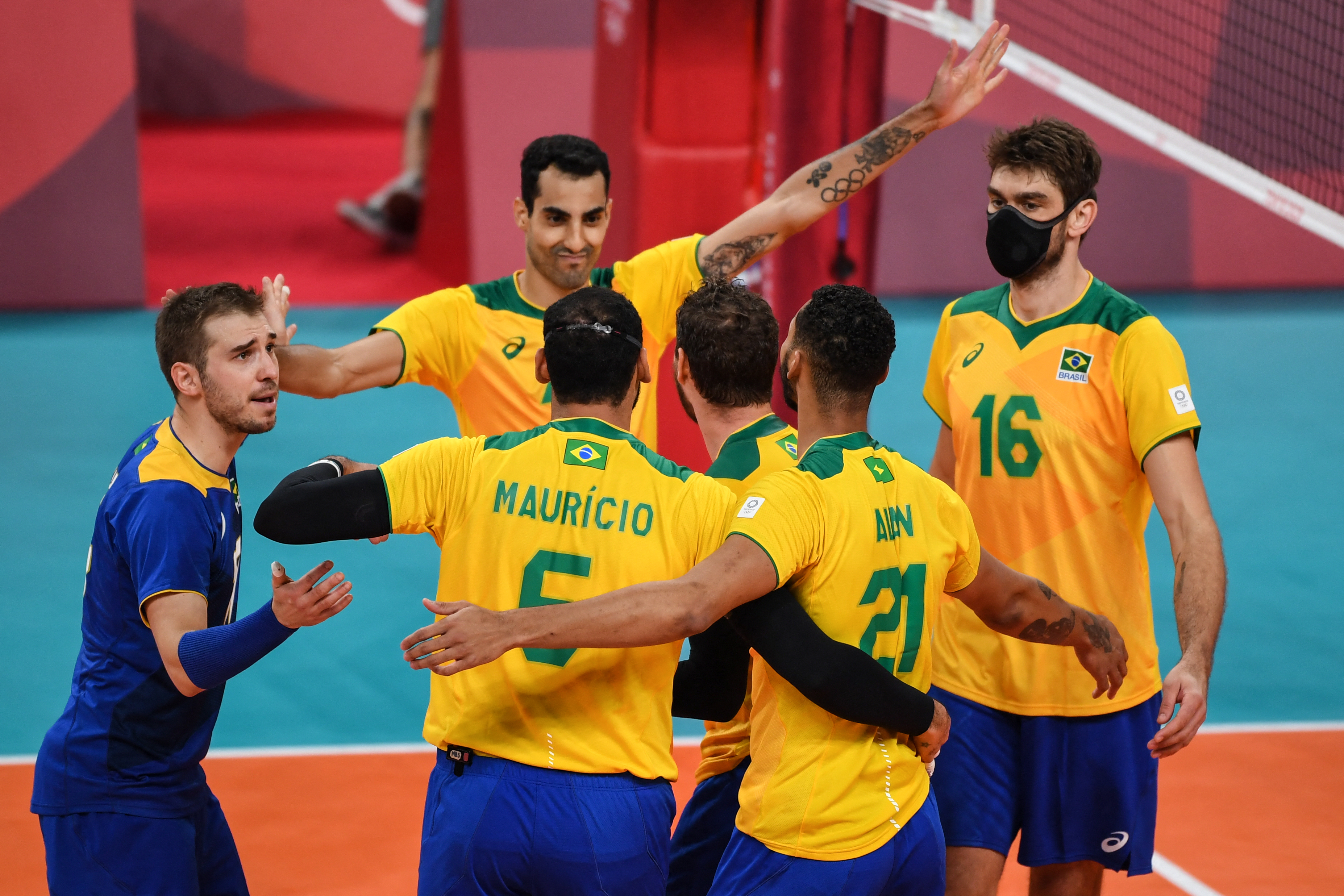 Vôlei de praia e de quadra do Brasil estreia bem em Tóquio