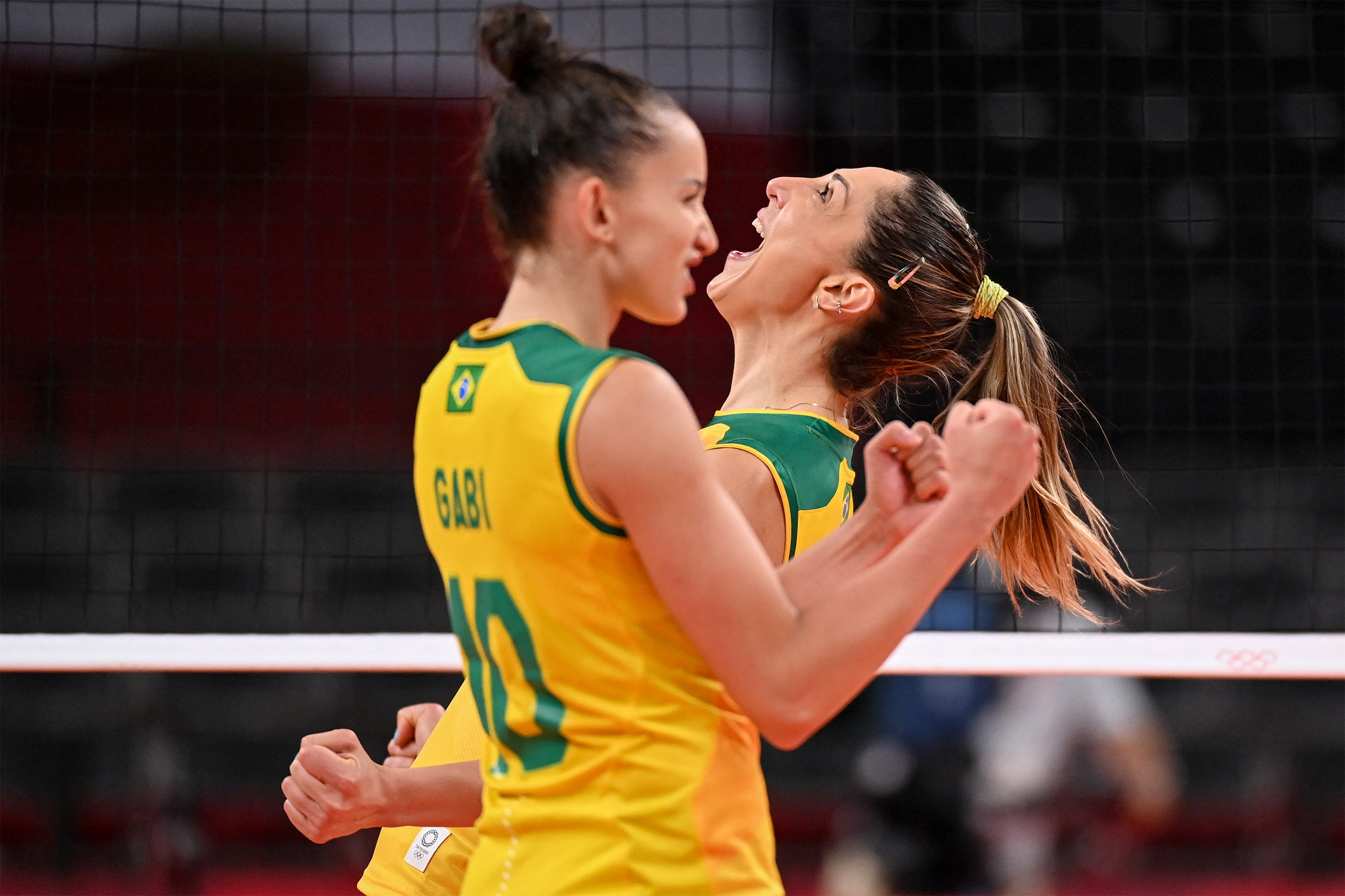 Brasil sai atrás, mas vence russas e está na semifinal do vôlei feminino