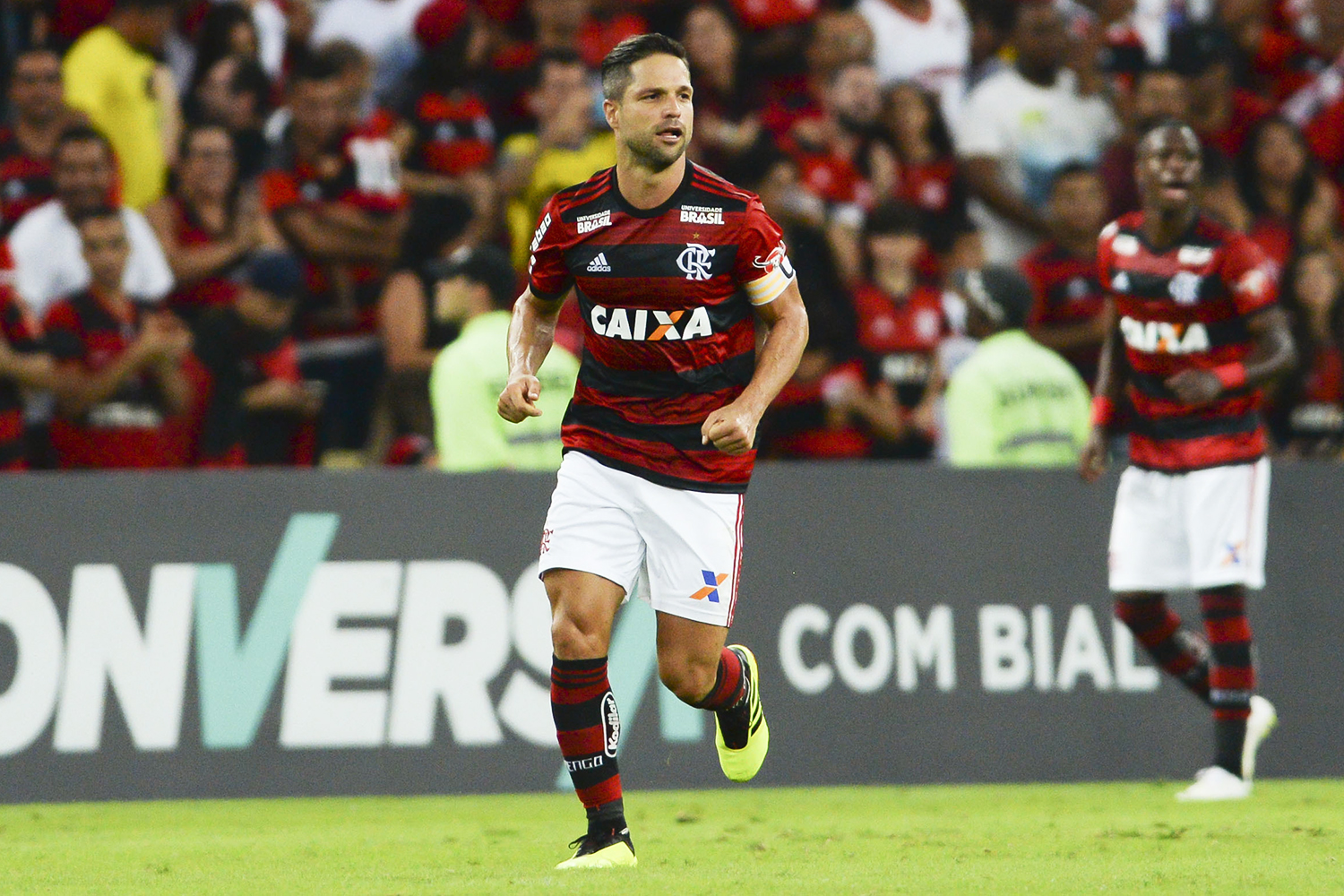 No Maracanã, Flamengo vence o Paraná e garante a liderança