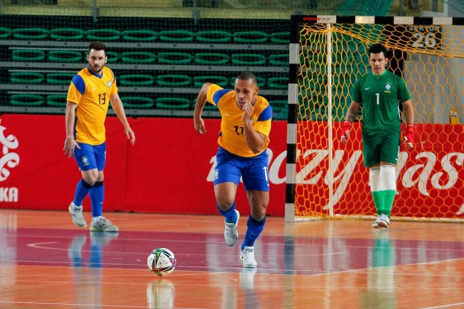 Em busca de retomar o topo, Brasil estreia na Copa do Mundo de futsal
