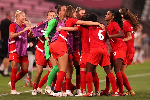 Canadá surpreende, bate EUA e está na final do futebol feminino