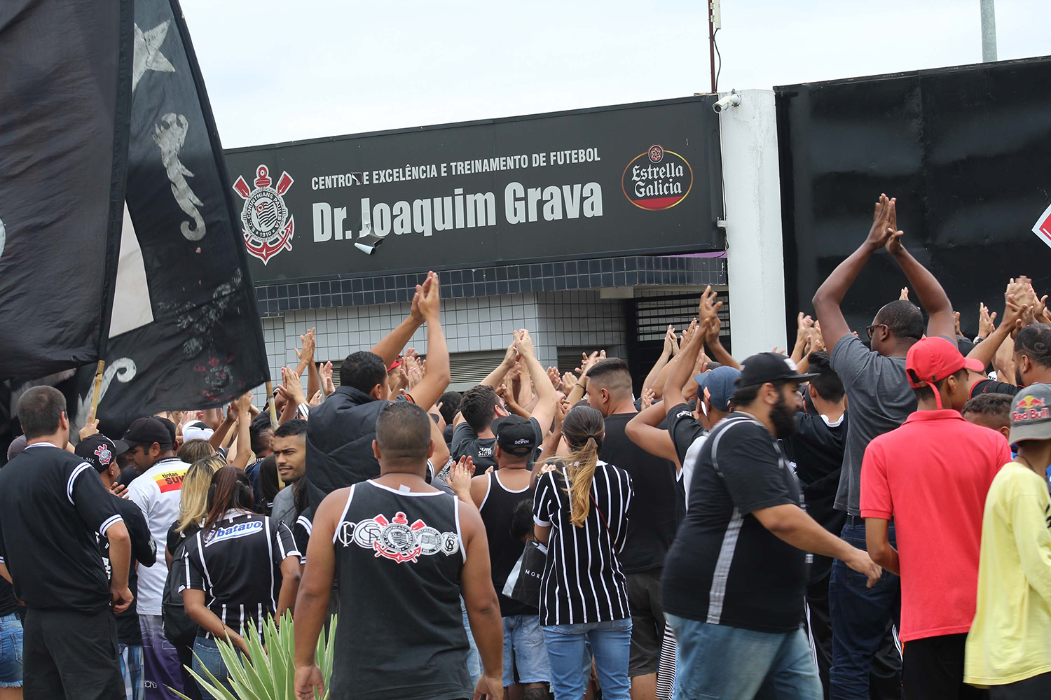 Torcida organizada protesta no CT do Corinthians