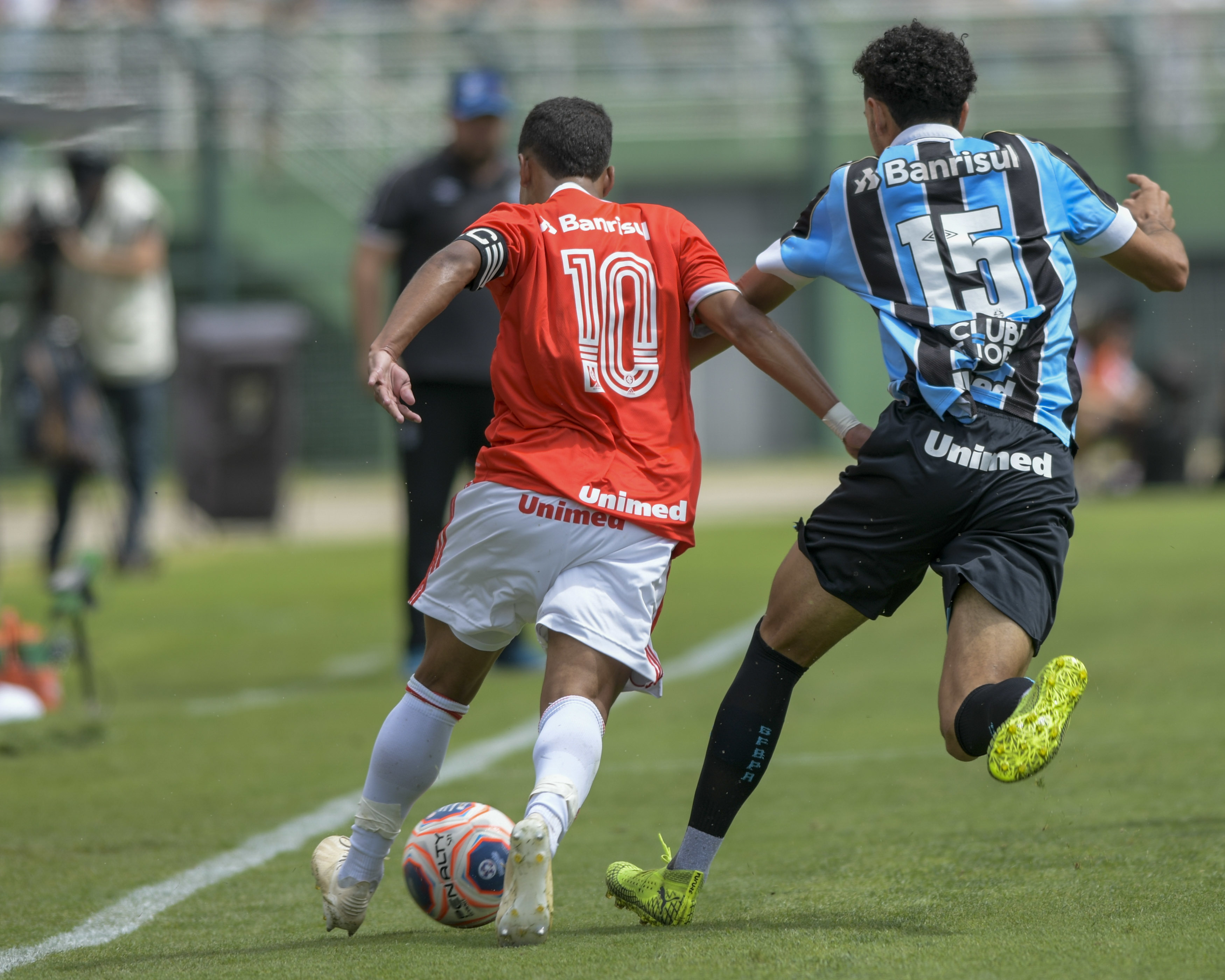 Cesinha do Inter e Gazão do Gremio durante jogo entre Internacional x Gremio, válida pela final da Copa São Paulo de Futebol Junior, em 2020