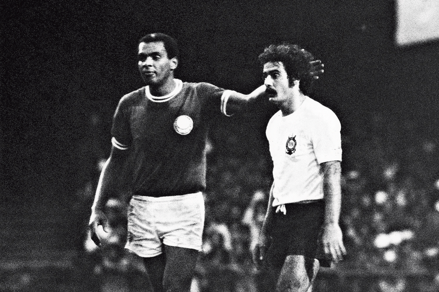 Luís Pereira, do Palmeiras, e Rivellino, do Corinthians, durante a partida entre os rivais, em 1974 –