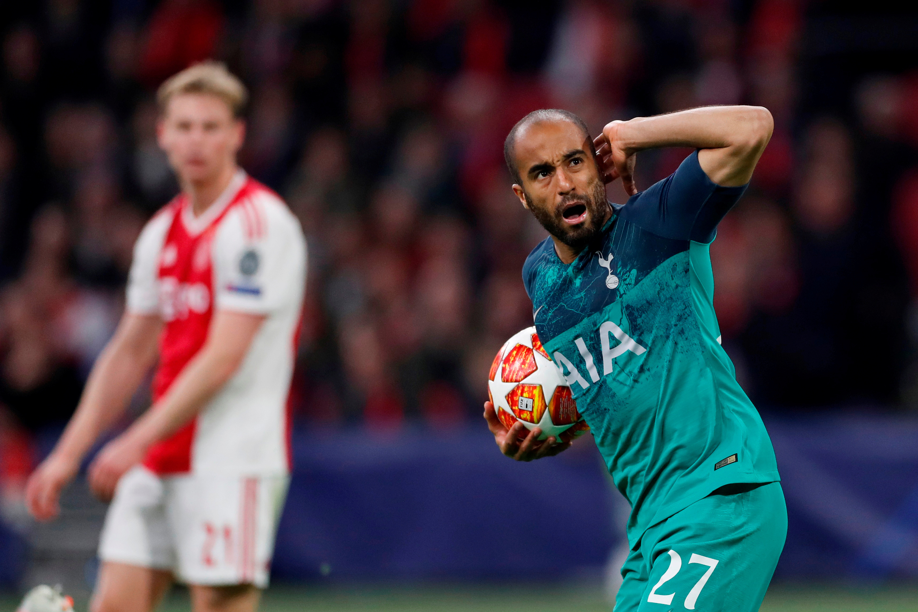 Lucas Moura, jogador do Tottenham, comemora após marcar gol durante partida contra o Ajax