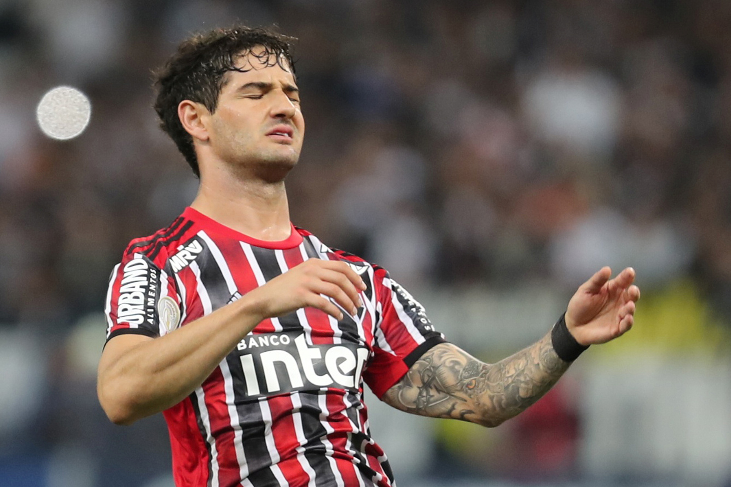 ‘Não joguei bem’, diz Pato após derrota em reencontro com Corinthians