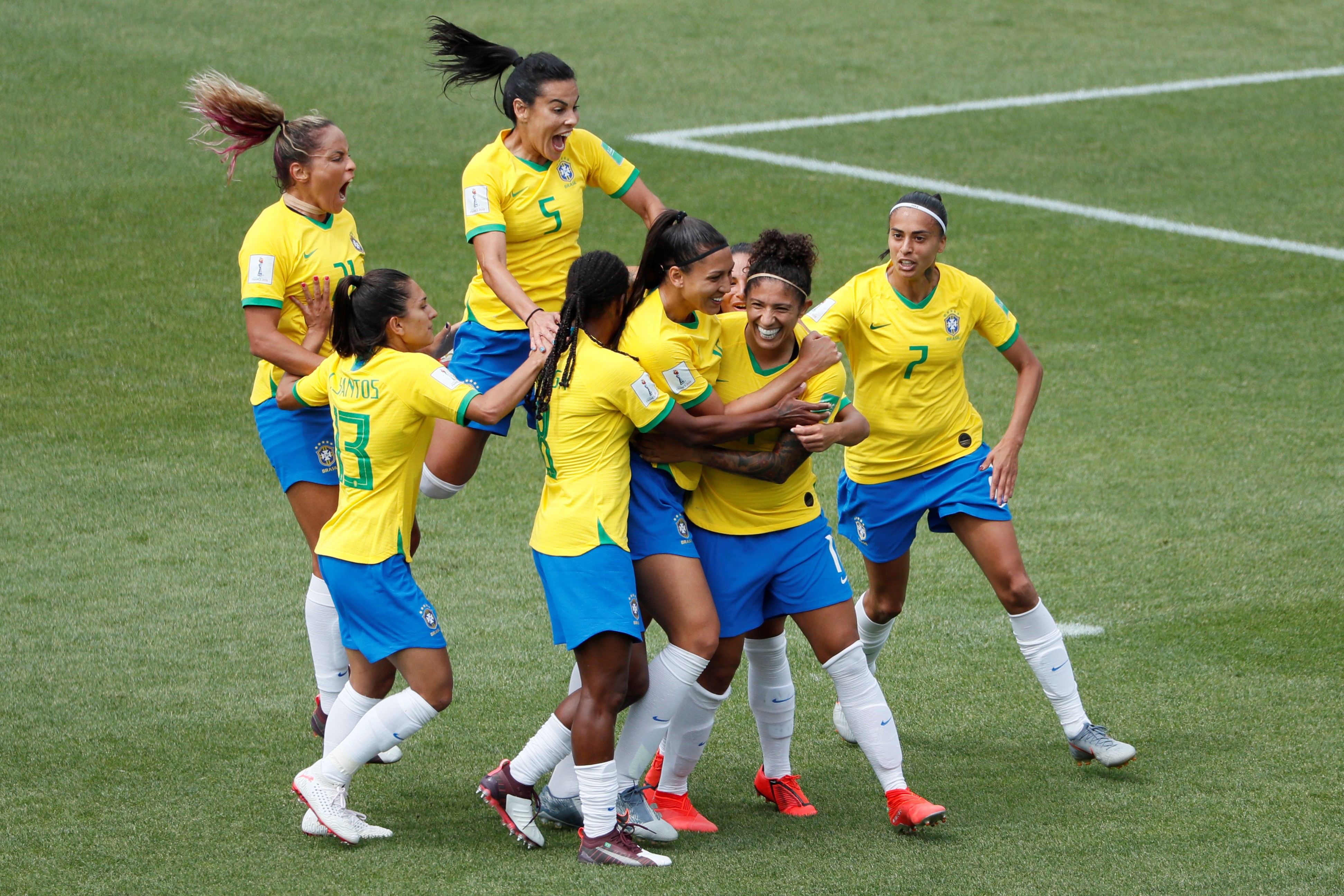 Jogadoras da seleção comemoram o gol de Cristiane na Copa do Mundo