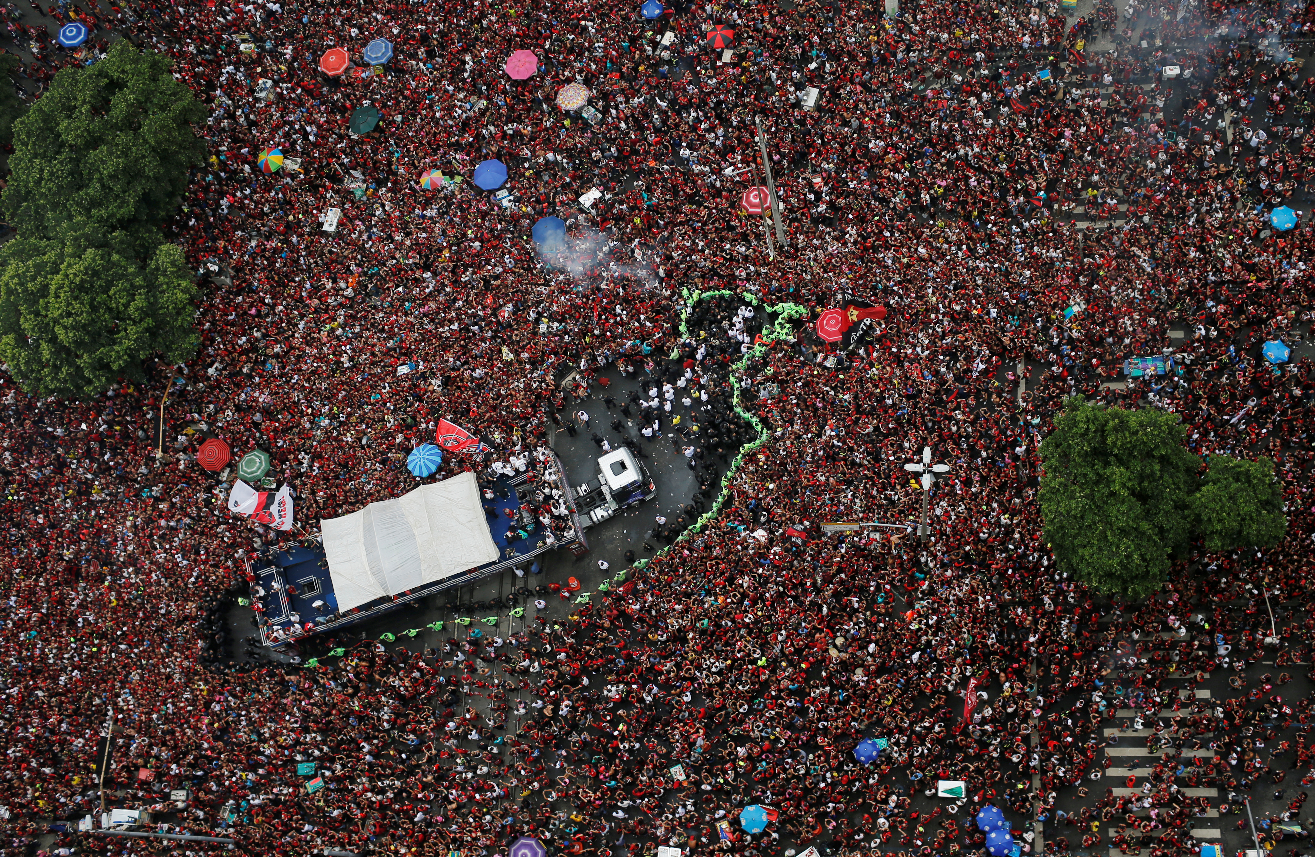 Confusão encerra o desfile do Flamengo no Centro do Rio