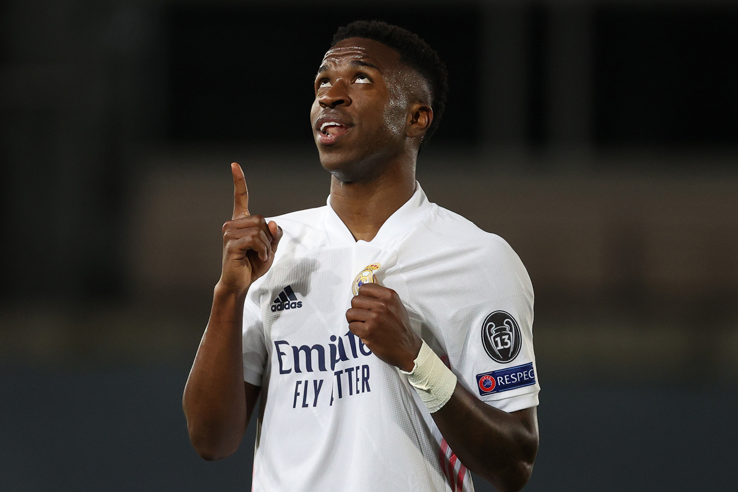 Com dois de Vinicius Junior, Real Madrid abre vantagem sobre o Liverpool