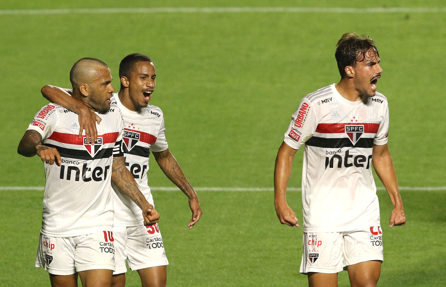 Brasileirão tem 3 jogos hoje. Amanhã, às 11h, Bahia encara São Paulo.