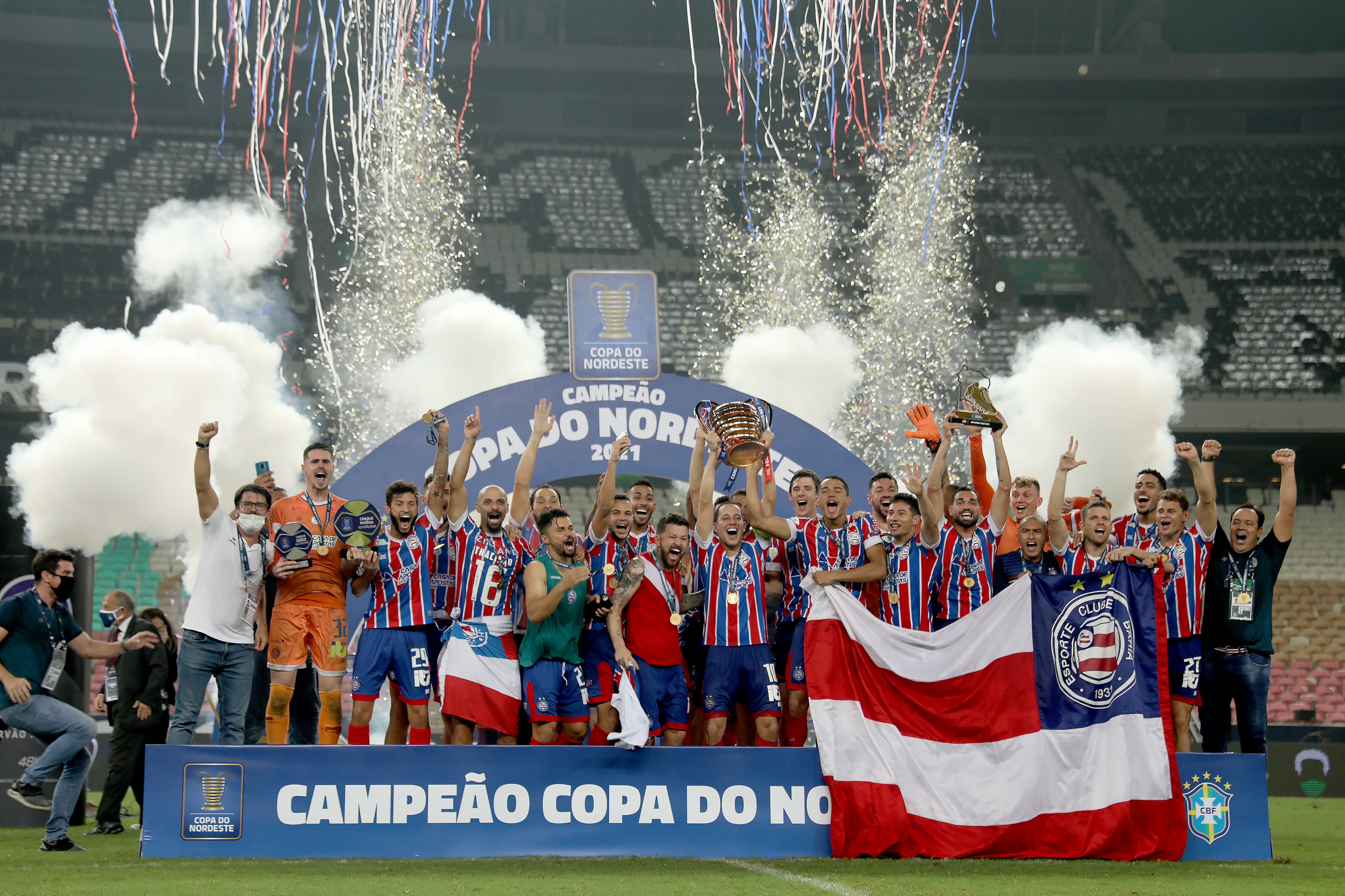 Jogadores do Bahia comemoram o título da Copa do Nordeste