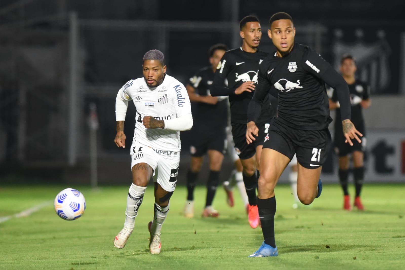 Santos empata no apagar das luzes com o RB Bragantino pelo Brasileiro