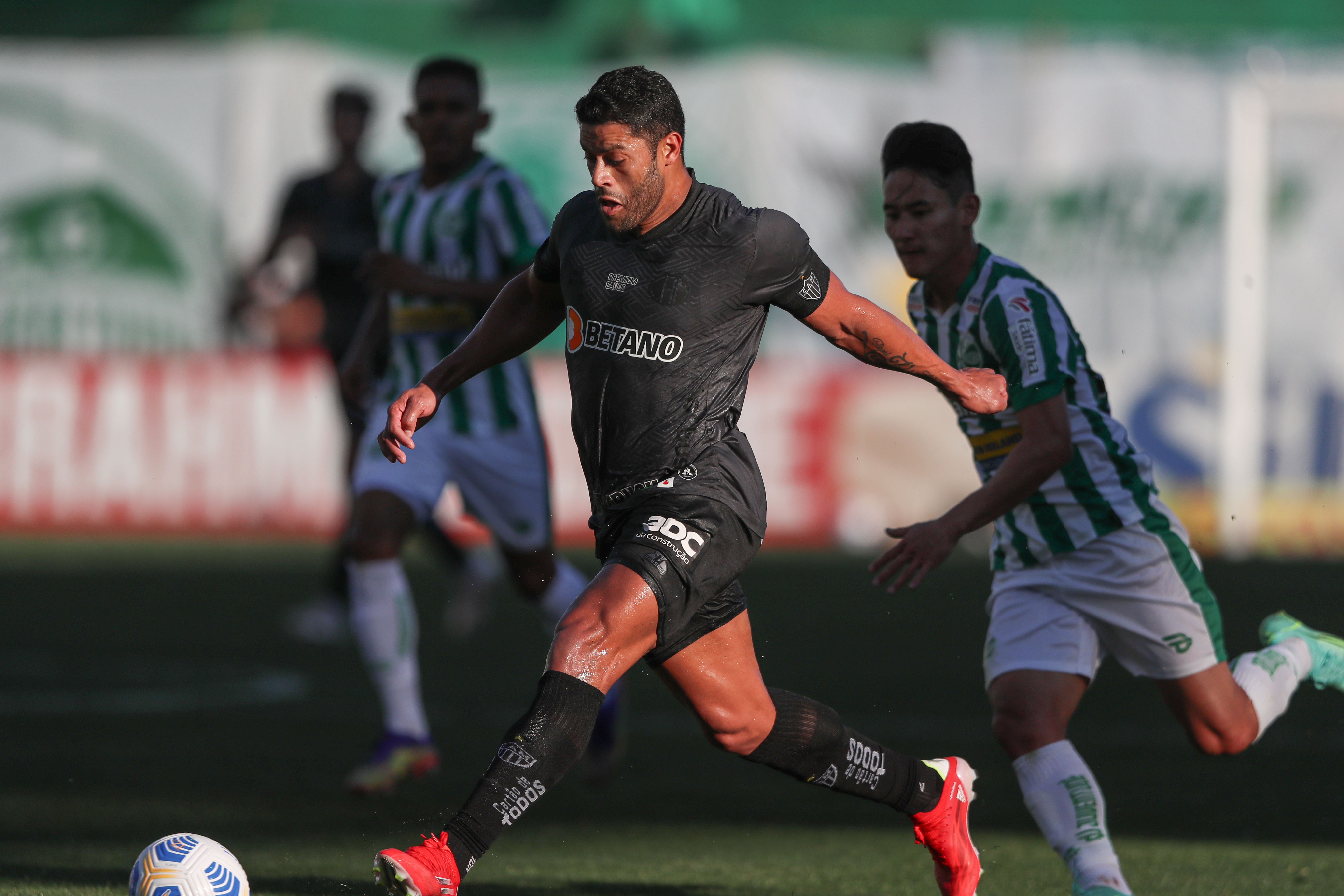 Atlético-MG vira sobre o Juventude e assume a liderança do Brasileirão