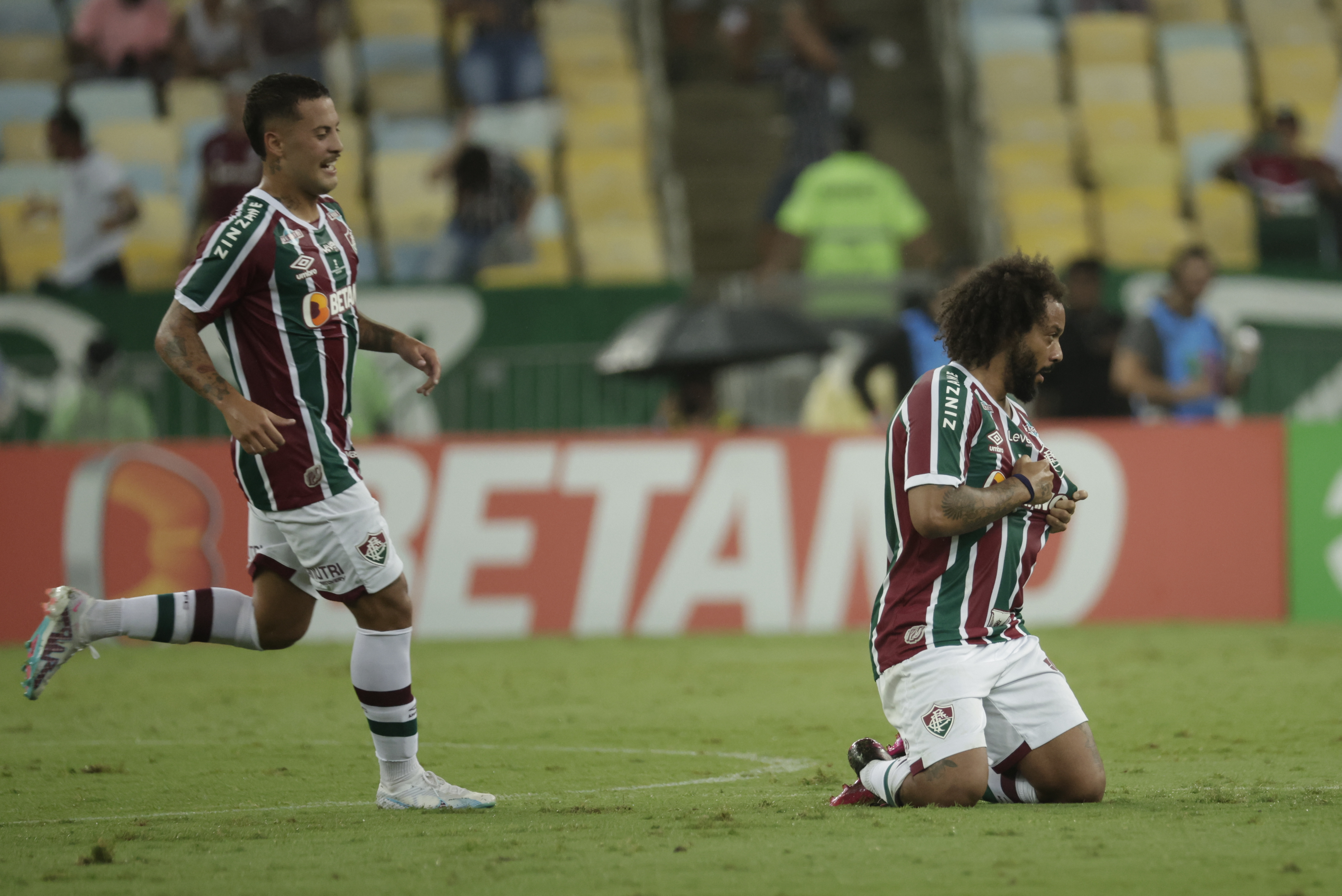 Marcelo comemora gol pelo Fluminense na final diante do Flamengo