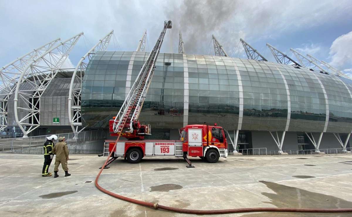 Bombeiros controlam incêndio que atingiu a Arena Castelão, em Fortaleza